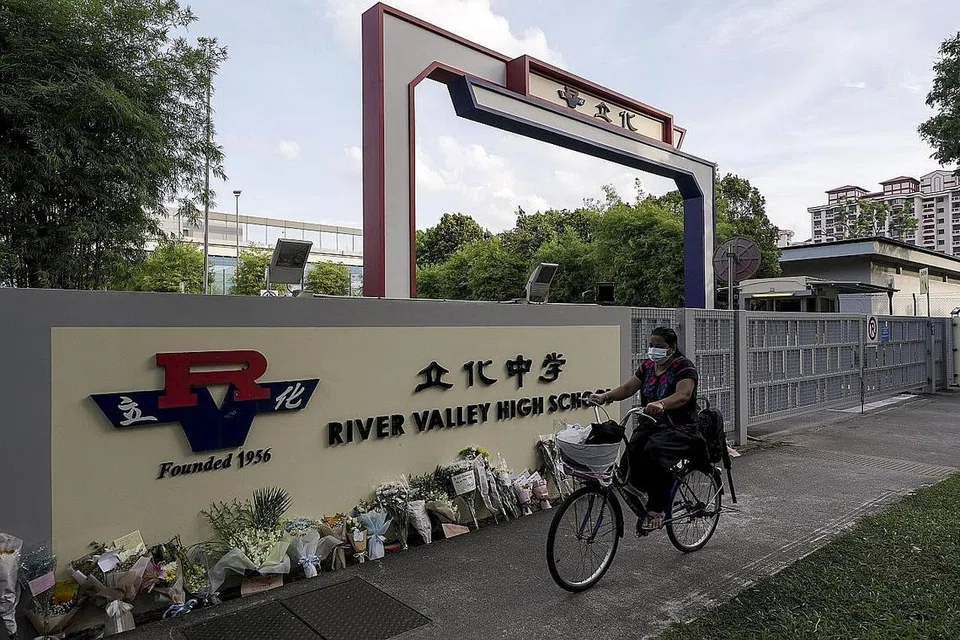 BUAT KENANGAN: Jambangan bunga diletak di pintu masuk Sekolah Tinggi River Valley selepas kejadian seorang pelajar 13 tahun disyaki dibunuh oleh seorang pelajar lebih tua pada 19 Julai lalu. - Foto fail