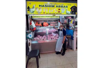 USAH KHUATIR: Encik Hashim berkata seperti ayam segar, ayam beku mutunya juga baik dan pelanggan tidak perlu khuatir. - Foto BH oleh SYED MUHAMMAD FIRDAUS
