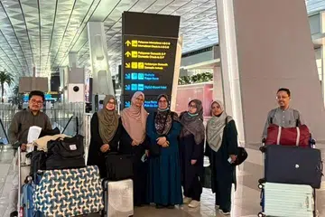 Pengarah Eksekutif Institut Pengajian Tinggi Al-Zuhri, Ustaz Mas’udin Syarifuddin (kiri), sudah berada di Lapangan Terbang Antarabangsa Soekarno-Hatta pada 6 September untuk pulang ke Singapura apabila beliau menerima berita bahawa penerbangannya, Garuda Indonesia, GA822, dibatalkan.