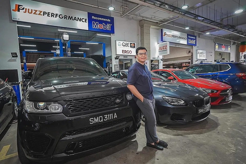 JEJAS PERNIAGAAN: Pembukaan sempadan menjejas perniagaan bengkel kereta dengan sebahagian pemilik kereta mendapatkan khidmat servis kereta di Malaysia kerana harganya yang lebih rendah, kata Encik Khairil Jusno, pemilik bengkel servis kereta Juzz Performance. - Foto BH oleh NUR DIYANA TAHA 