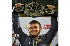 JUARA TIDAK PERNAH KALAH: Khabib Nurmagomedov (atas) menjulang kejuaraan kelas 'light' UFC selepas menewaskan Conor McGregor di Las Vegas baru-baru ini. Kemenangan itu mengekalkan rekod sempurna jaguh MMA dari Russia ini yang tidak pernah kalah dalam 27 pertarungan. - Foto AFP