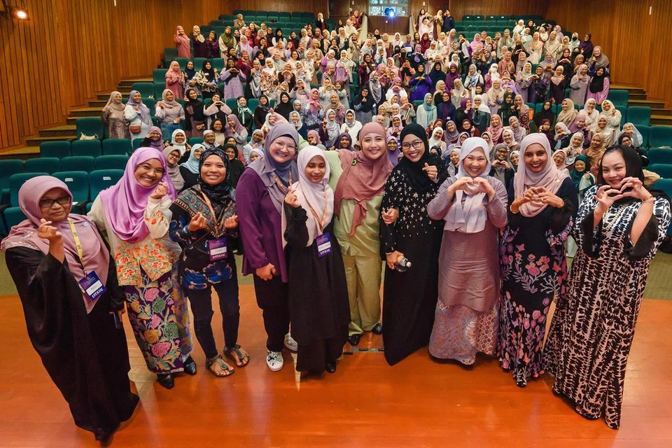 Anggota panel forum, jawatankuasa penganjur dari Masjid Al-Falah bergambar dengan hadirin di Hab Islam Singapura semasa berlangsungnya Persidangan Muslimah pada 3 Mac.