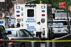 CARI BAHAN PELEDAK: Sekumpulan pegawai polis memasuki pejabat CNN di bangunan Time Warner di New York selepas polis dipanggil untuk memeriksa satu pakej mencurigakan di pejabat tersebut. - Foto EPA-EFE