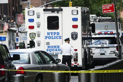 CARI BAHAN PELEDAK: Sekumpulan pegawai polis memasuki pejabat CNN di bangunan Time Warner di New York selepas polis dipanggil untuk memeriksa satu pakej mencurigakan di pejabat tersebut. - Foto EPA-EFE