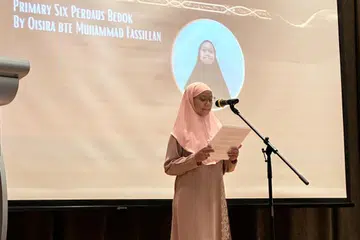 PELAJAR TERBAIK: Qisira Muhammad Fassillan di atas pentas semasa majlis tamat pengajian Madrasah Perdaus pada akhir tahun 2023 lalu. Dia merupakan pelajar terbaik, atau valedictorian, kohortnya.