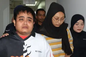 DIPENJARA: Mahkamah Sesyen menjatuhkan hukuman penjara tujuh tahun ke atas Awiin Chua (kiri) dan Nurul Asyiqin Mohamad Zahir (dua dari kiri) atas dua pertuduhan menganiaya dan mengabaikan kanak-kanak lelaki berusia tujuh tahun di Pasir Gudang antara Julai hingga Ogos 2023.