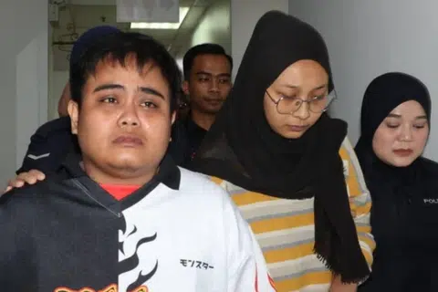 DIPENJARA: Mahkamah Sesyen menjatuhkan hukuman penjara tujuh tahun ke atas Awiin Chua (kiri) dan Nurul Asyiqin Mohamad Zahir (dua dari kiri) atas dua pertuduhan menganiaya dan mengabaikan kanak-kanak lelaki berusia tujuh tahun di Pasir Gudang antara Julai hingga Ogos 2023.
