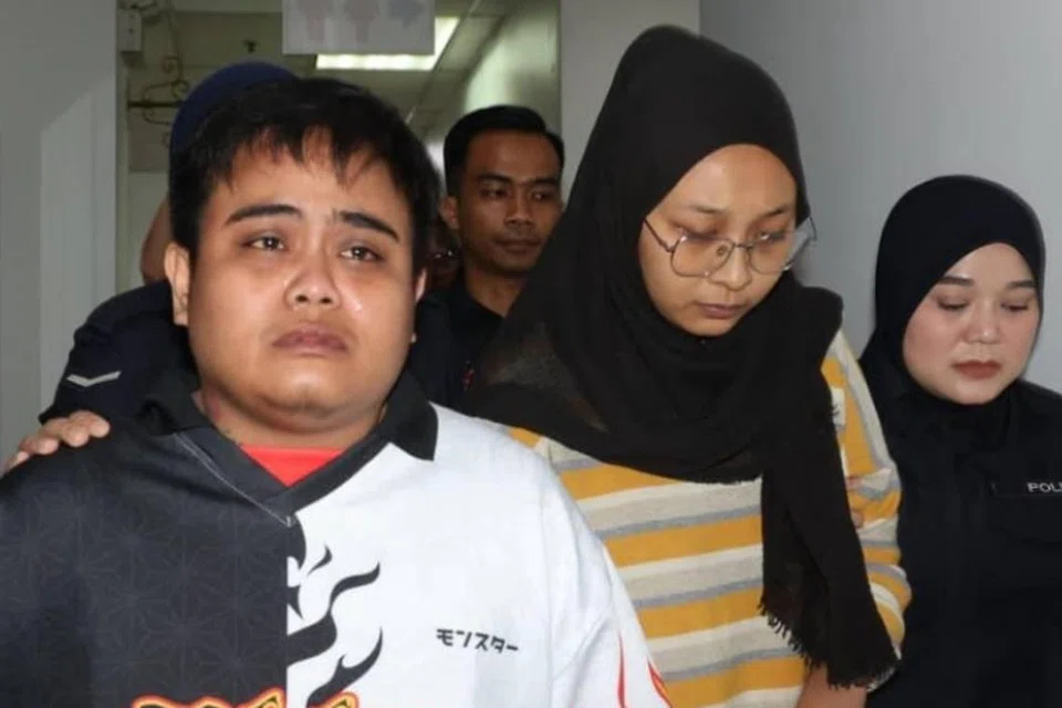 DIPENJARA: Mahkamah Sesyen menjatuhkan hukuman penjara tujuh tahun ke atas Awiin Chua (kiri) dan Nurul Asyiqin Mohamad Zahir (dua dari kiri) atas dua pertuduhan menganiaya dan mengabaikan kanak-kanak lelaki berusia tujuh tahun di Pasir Gudang antara Julai hingga Ogos 2023.