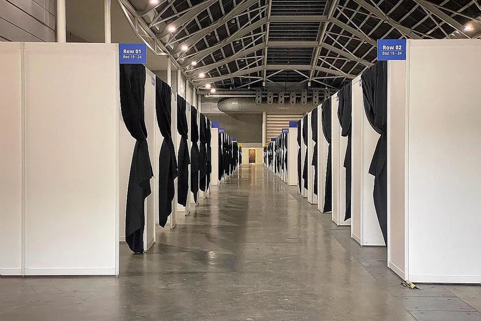 RUANG DIUBAH: Dewan Persidangan dan Pusat Pameran Singapore Expo kini diubah menjadi tempat bagi menampung pesakit Covid-19 mulai hari ini dengan dua dewan berbeza dikhususkan bagi pesakit yang mengalami gejala ringan dan sedang beransur pulih sementara dewan yang satu lagi pula bagi mereka yang baru disahkan positif. - Foto BH oleh GAVIN FOO 