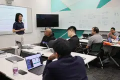 Menteri Negara Kanan (Pengangkutan merangkap Pembangunan Negara), Cik Sun Xueling di Akademi Bas Singapura di Depoh Bas Ulu Pandan pada 28 September.
