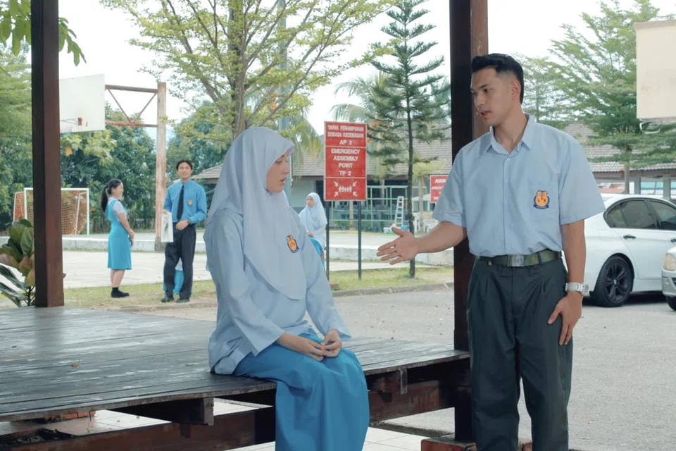 Pelakon Malaysia, Muaz Zabir (kanan), bersyukur bergandingan dengan Arabella Ellen, yang lebih muda dan dapat berkongsi mengenai perwatakan anak muda zaman kini supaya mereka boleh hidupkan watak pelajar sekolah menengah secara realistik.