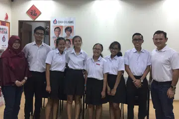 DEKATI MASYARAKAT: Selain bengkel dan sesi seminar, sejak tahun lalu juga, pelajar MLEP di Maktab Rendah Pioneer berpeluang mengikuti Sesi Bertemu Rakyat setiap hari Isnin bersama Anggota Parlimen, Encik Zaqy Mohamad (kanan) - Foto MAKTAB RENDAH PIONEER
