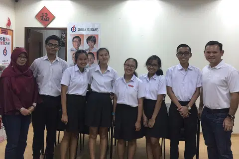 DEKATI MASYARAKAT: Selain bengkel dan sesi seminar, sejak tahun lalu juga, pelajar MLEP di Maktab Rendah Pioneer berpeluang mengikuti Sesi Bertemu Rakyat setiap hari Isnin bersama Anggota Parlimen, Encik Zaqy Mohamad (kanan) - Foto MAKTAB RENDAH PIONEER