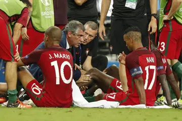 Ketua jurulatih Portugal, Fernando Santos, bercakap bersama pemainnya sebelum permainan masa tambahan dimulakan dalam satu perlawanan Euro 2016. 