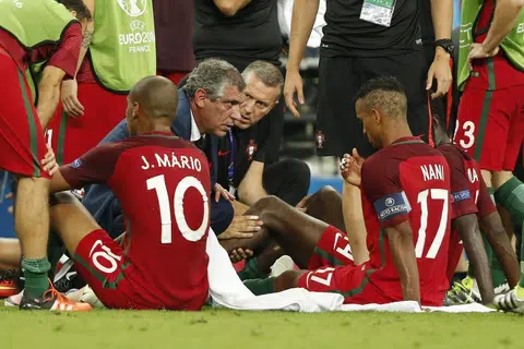 Ketua jurulatih Portugal, Fernando Santos, bercakap bersama pemainnya sebelum permainan masa tambahan dimulakan dalam satu perlawanan Euro 2016. 