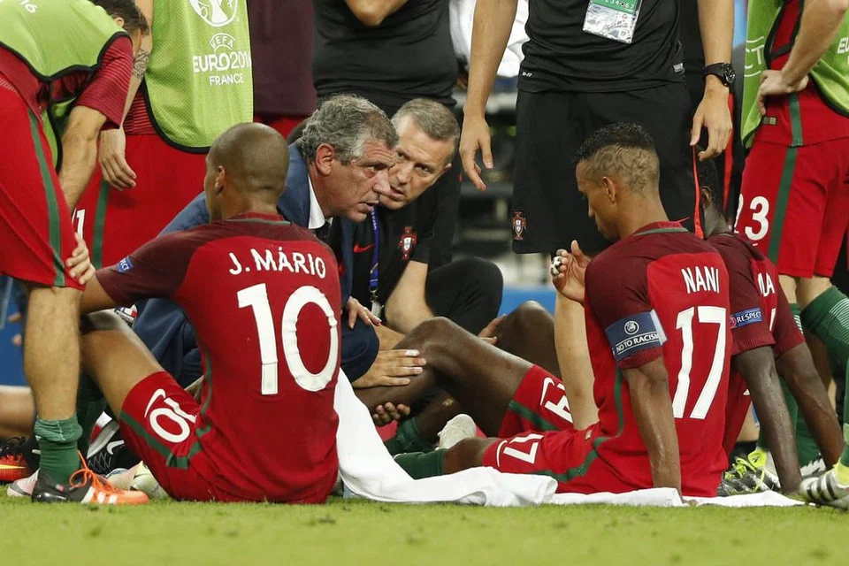 Ketua jurulatih Portugal, Fernando Santos, bercakap bersama pemainnya sebelum permainan masa tambahan dimulakan dalam satu perlawanan Euro 2016. 