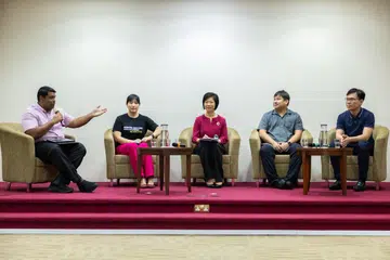 (Dari kiri) Penolong Pengarah Kanan Pejabat Kerjasama Pemerintah Singapura, Kementerian Kebudayaan, Masyarakat dan Belia (MCCY), Encik Nicholas Thomas; Pengarah Program dan Operasi SKM, Cik Michelle Tay;  Menteri Negara Kanan (Ehwal Luar merangkap Pembangunan Negara), Cik Sim Ann; Ketua Pusat Sains Tingkah Laku Gunaan Politeknik Temasek, Dr Tan Wah Pheow; dan Pengerusi Rangkaian Penduduk Zon D Boon Lay, Encik Johny Tan, dalam satu perbincangan panel sewaktu acara penghargaan OneService Kakis pada 21 September.