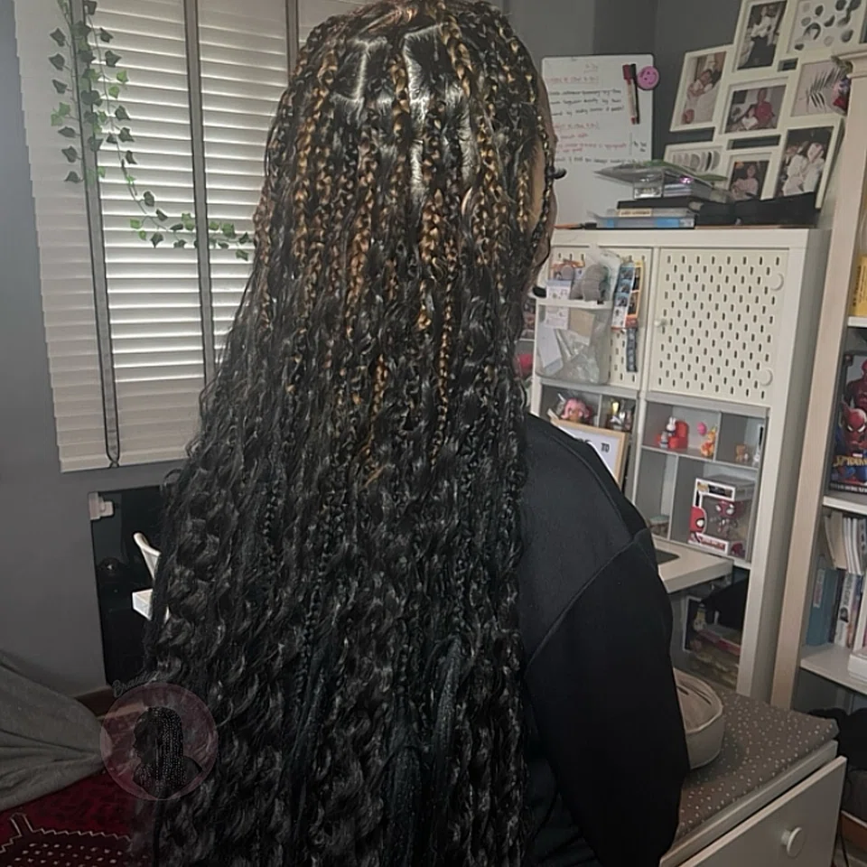 Antara gaya paling mencabar yang pernah dilakukan Cik Anisa ialah ‘small boho box braids’ (gaya tocang berpetak kecil) yang mengambil masa sehingga 10 jam untuk disiapkan.