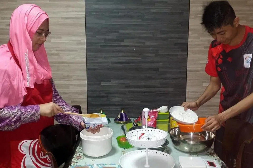 HIDANGAN LEBARAN: Sempena Lebaran, masyarakat sibuk membuat pelbagai persiapan termasuk menyediakan juadah yang menyelerakan bagi tetamu. - Foto SITI HAJAR MUSTAJAB