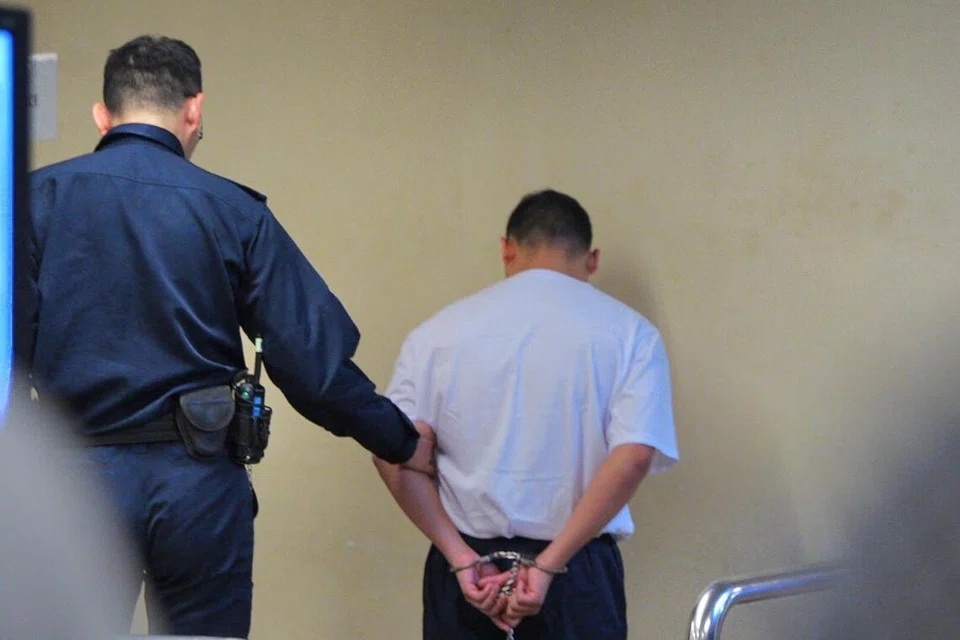 Proses kemasukan banduan ke Kompleks Penjara Changi (CPC) bermula selepas tahanan mengakhiri perbicaraan di Mahkamah Negara. Mereka akan ditahan buat sementara di Lokap Mahkamah Negara (SCLU).