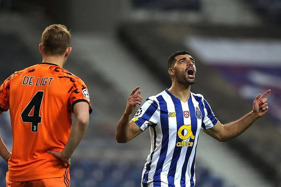 MANFAATKAN PELUANG: Mehdi Taremi merampas bola daripada hantaran lemah pemain midfield Juventus Rodrigo Bentancur dan menyempurnakan peluang itu dengan menjaringkan gol bagi Porto pada saat ke-63, di padang sendiri. - Foto EPA-EFE 