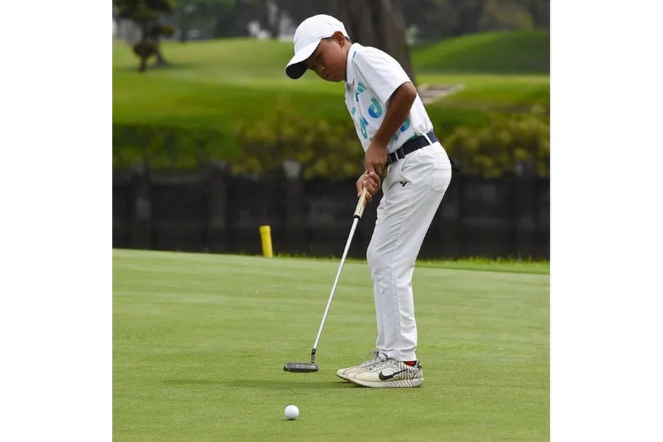 SERONOK MENANG BERSAING SKIL SENDIRI: Aiman Haqeem Mohammad Faizal dan adiknya, Aariz Hannan Mohammad Faizal (atas) menikmati persaingan dalam golf. - Foto ERNA WATTY ABDUL RAHMAN
