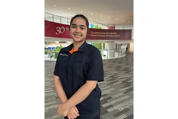 RINGANKAN BEBAN: Cik Nur Elsa Safitri Salleh berkata skim bantuan kewangan oleh Yayasan Temasek yang diterimanya amat membantu meringankan beban beliau sekeluarga. - Foto ITE