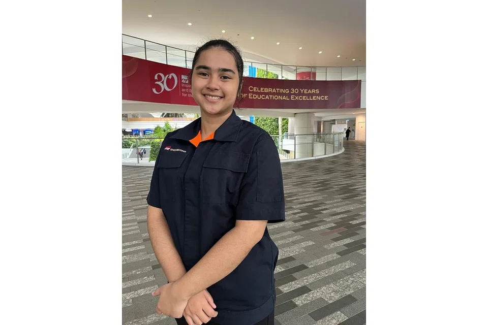 RINGANKAN BEBAN: Cik Nur Elsa Safitri Salleh berkata skim bantuan kewangan oleh Yayasan Temasek yang diterimanya amat membantu meringankan beban beliau sekeluarga. - Foto ITE