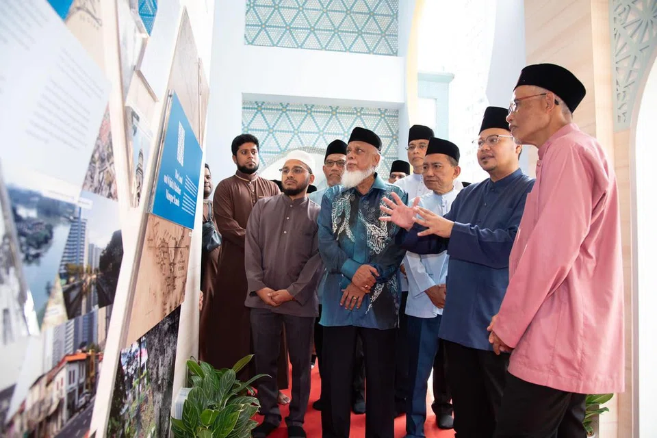 GALERI: Tetamu termasuk Encik Masagos (kanan) telah meninjau Galeri Warisan Masjid Malabar yang memaparkan sejarah masyarakat Malabar dan Bugis.