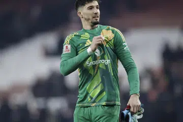 Altay Bayindir, penjaga gol pilihan kedua Manchester United, menampilkan prestasi cemerlang. 