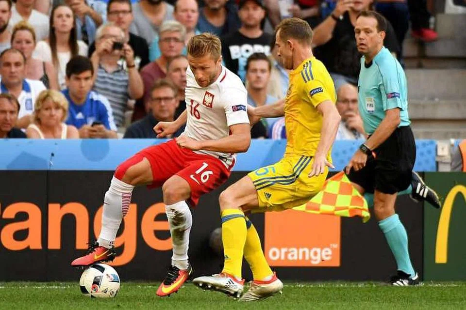Pemain Poland, Jakub Blaszczykowski (kiri), dan pemain Ukraine, Olexandr Kucher (kanan), beraksi dalam perlawanan Kumpulan C Euro 2016 pada 21 Jun. 