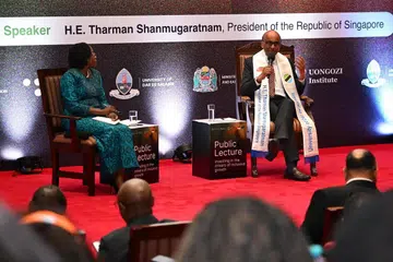 Presiden Tharman Shanmugaratnam (kanan) bersama moderator, Cik Bernadeta Killian, sewaktu sesi soal jawab selepas memberi ucapan di University of Dar es Salaam.