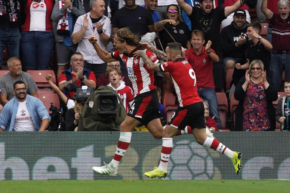 SATU KEPUASAN: Penyerang Southampton, Jannik Vestergaard (kiri) meraikan jaringan gol bersama rakan sepasukan, Danny Ings, selepas berjaya menyamakan kedudukan 1-1 semasa perlawanan menentang Manchester United di Stadium St Mary, Southampton, kelmarin. - Foto EPA-EFE