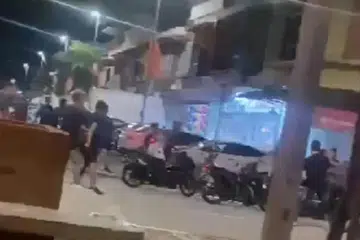 Tangkap layar video tular kejadian merusuh guna senjata di bandar Meru Raya, Ipoh, Perak, yang menyebabkan sembilan lelaki dipercayai terlibat kes itu ditahan polis.