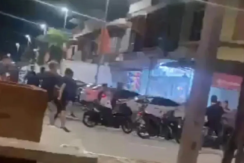 Tangkap layar video tular kejadian merusuh guna senjata di bandar Meru Raya, Ipoh, Perak, yang menyebabkan sembilan lelaki dipercayai terlibat kes itu ditahan polis.