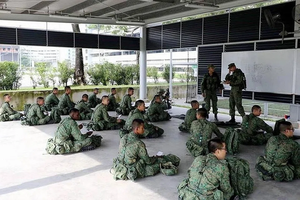LANGKAH BERJAGA-JAGA: Anggota tentera Singapura mengamalkan jarak selamat semasa mendengar taklimat bagi latihan. - Foto FACEBOOK MINDEF