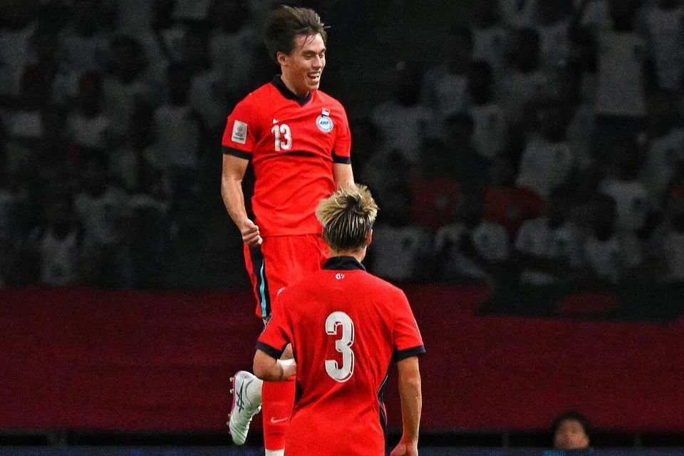 Pemain tengah Singapura, Harhys Stewart (kiri), menjaringkan gol pertamanya untuk pasukan kebangsaan, yang juga merupakan gol kemenangan dalam perlawanan pasukan Singa menentang Bangladesh. Gol beliau membantu Singapura untuk menutup kempen kelayakan Piala Asia mereka dengan kemenangan.