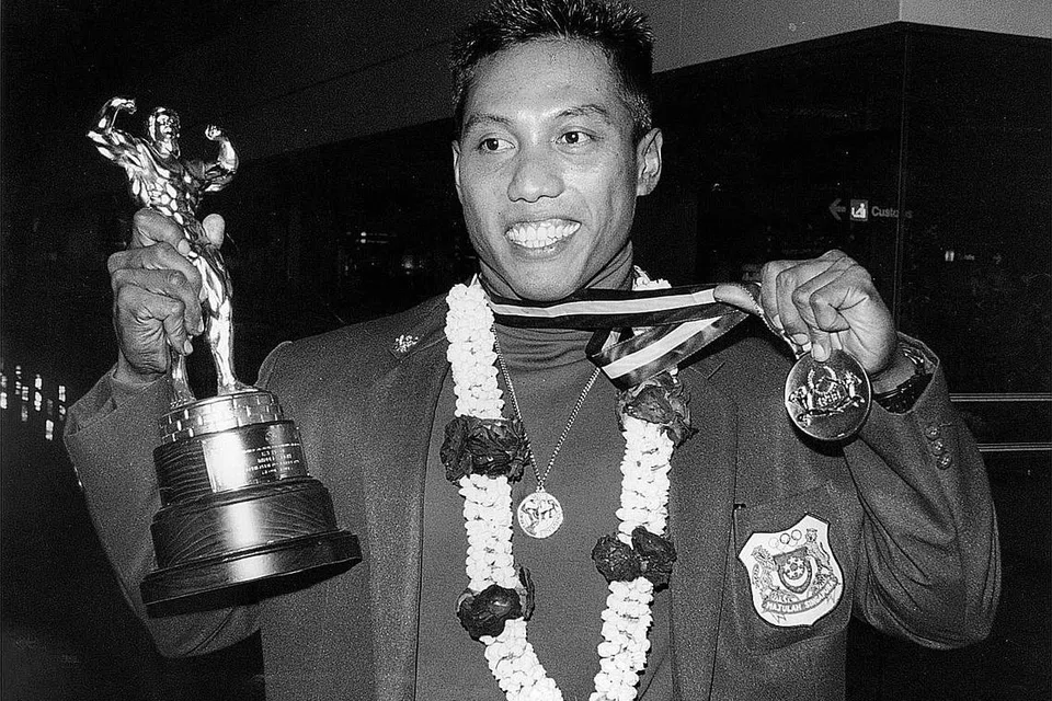 Azman Abdullah - bina badan :- Mengukir sejarah apabila memenangi pingat emas kelas 'middle' Kejohanan Bina Badan Dunia 1993. Keunggulannya menyaksikan Azman dinobatkan Anugerah Olahragawan Negara dua kali - pada 1992 dan 1993 