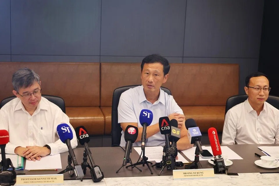 (Dari kiri) Ketua Pengarah Kesihatan, Profesor Kenneth Mak; Menteri Kesihatan, Encik Ong Ye Kung; dan perunding bahagian dasar dan kesediaan penyakit berjangkit Kementerian Kesihatan, Dr Marc Ho,  semasa sidang media bagi kesediaan menangani mpox pada 4 September.