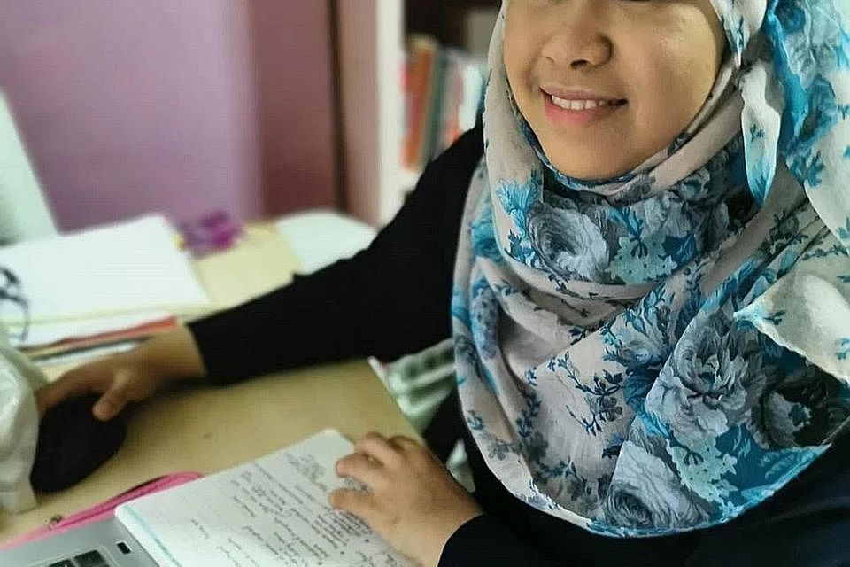 SABAR MENANTI: Cik Nadhirah sedang menunggu nasihat dan lampu hijau bagi membolehkan beliau kembali ke Australia untuk meneruskan latihan amali sebelum menamatkan pengajiannya. - Foto ihsan NUR NADHIRAH MOHAMED AMRAN 