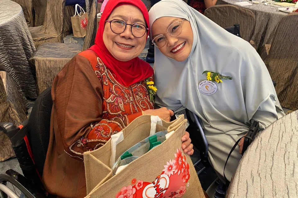 Cik Namira Mohamad Marsudi (kanan) bersama Cik Aisah Ibrahim, pemenang ‘Anugerah Populariti’ dalam kategori ‘Perintis Harapan’ dalam Anugerah Wira Senyap Singapura ke-11.