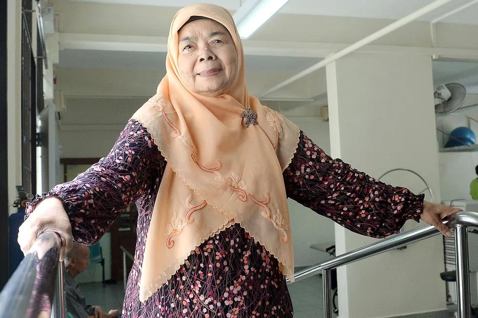 SYUKUR TERIMA BANTUAN: Cik Hasanah dijangka menerima bantuan Skim Ihsan Senja dan bersyukur atas bantuan yang diberi pemerintah. - Foto TAUFIK A. KADER