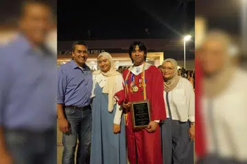 Harraz Hizam (dua dari kanan) dinamakan sebagai ‘valedictorian’ Sekolah Tinggi Katy di Texas bergambar bersama keluarga (dari kiri), ayahnya, Encik Hizam Haiyon; kakaknya, Cik Nur Sarah Hizam; dan ibunya, Cik Surianis Shukri, dalam majlis konvokesyen sekolahnya di Stadium Legacy Katy, Texas, pada 18 Mei (waktu Singapura).