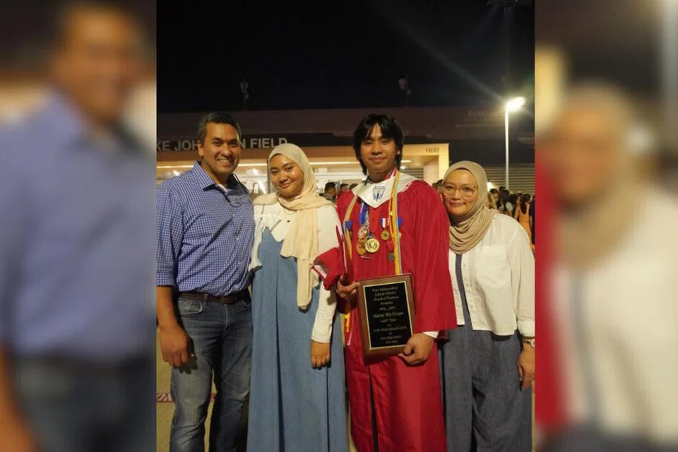 Harraz Hizam (dua dari kanan) dinamakan sebagai ‘valedictorian’ Sekolah Tinggi Katy di Texas bergambar bersama keluarga (dari kiri), ayahnya, Encik Hizam Haiyon; kakaknya, Cik Nur Sarah Hizam; dan ibunya, Cik Surianis Shukri, dalam majlis konvokesyen sekolahnya di Stadium Legacy Katy, Texas, pada 18 Mei (waktu Singapura).