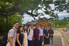 KUNJUNGAN KE SEOUL: Menteri Negara (Ehwal Dalam Negeri merangkap Pembangunan Negara), Profesor Madya Dr Muhammad Faishal Ibrahim (berbaju merah) kelihatan bergambar di depan sebuah rumah tradisional di Korea Selatan.