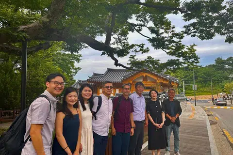 KUNJUNGAN KE SEOUL: Menteri Negara (Ehwal Dalam Negeri merangkap Pembangunan Negara), Profesor Madya Dr Muhammad Faishal Ibrahim (berbaju merah) kelihatan bergambar di depan sebuah rumah tradisional di Korea Selatan.