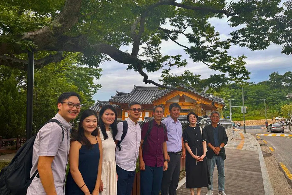 KUNJUNGAN KE SEOUL: Menteri Negara (Ehwal Dalam Negeri merangkap Pembangunan Negara), Profesor Madya Dr Muhammad Faishal Ibrahim (berbaju merah) kelihatan bergambar di depan sebuah rumah tradisional di Korea Selatan.