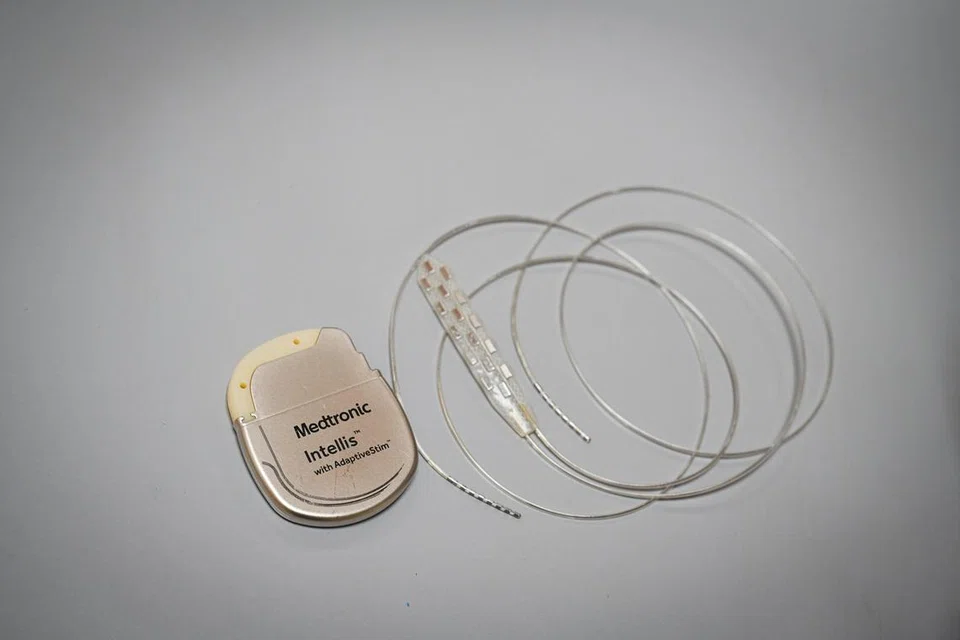 BANTU PESAKIT LUMPUH: Alat elektrod (kanan) persis saiz jari kecil orang dewasa akan dibedah masuk di atas permukaan tulang belakang peserta percubaan diikuti baterinya (kiri) hasil syarikat Medtronic.