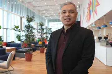 PELUANG BAGI SINGAPURA BINA KEUPAYAAN: Usaha Singapura membangun ekosistem teknologi diteruskan dengan tawaran pas kerja khas bagi karyawan paling berkebolehan dalam sektor itu untuk bekerja di sini bermula tahun depan. Penggiat industri Encik Wahab (atas), Encik Fadli dan Cik Khalishah, sependapat langkah itu akan membuka lebih banyak peluang bagi Singapura dan juga mewujudkan peluang latihan yang diperlukan bagi pekerja di sini, terutama yang baru lulus pengajian. - Foto ihsan FADLI SIDEK, KHALISHAH NADHIRAH ABU BAKAR; Foto fail