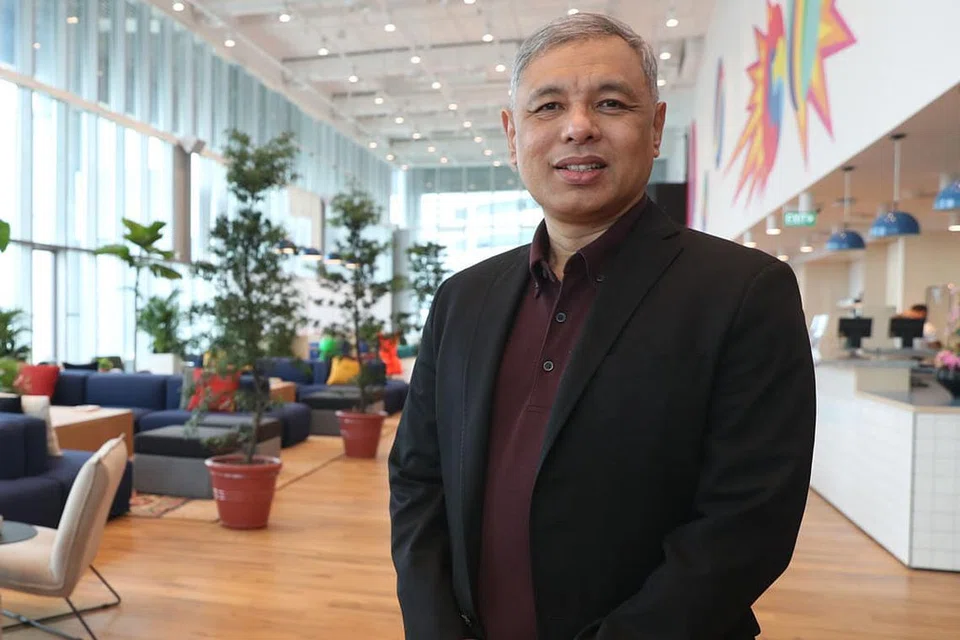 PELUANG BAGI SINGAPURA BINA KEUPAYAAN: Usaha Singapura membangun ekosistem teknologi diteruskan dengan tawaran pas kerja khas bagi karyawan paling berkebolehan dalam sektor itu untuk bekerja di sini bermula tahun depan. Penggiat industri Encik Wahab (atas), Encik Fadli dan Cik Khalishah, sependapat langkah itu akan membuka lebih banyak peluang bagi Singapura dan juga mewujudkan peluang latihan yang diperlukan bagi pekerja di sini, terutama yang baru lulus pengajian. - Foto ihsan FADLI SIDEK, KHALISHAH NADHIRAH ABU BAKAR; Foto fail